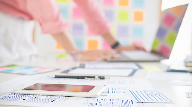 Команда працює над фінансовими графіками